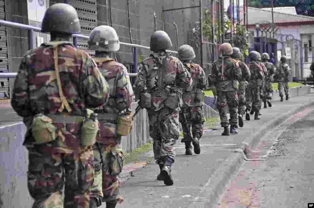Liberian soldiers walk through the streets to prevent panic as fears of the deadly Ebola virus spread in the city of Monrovia, Liberia, August 1, 2014.&nbsp;