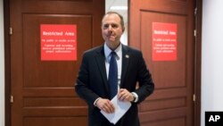 애덤 쉬프 미 하원 정보위원회 민주당 간사가 지난 5일 의회 건물에서 위원회 비공개 회의를 마친 후 회의장을 떠나고 있다.