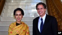 Pemimpin Liga Nasional untuk Demokrasi (LND) Aung San Suu Kyi, dan Wakil Menteri Luar Negeri AS Antony Blinken setelah bertemu di Naypyitaw, Myanmar, 18 Januari 2016.