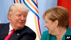 Presiden AS Donald Trump (kiri) saat bertemu dengan Kanselir Jerman Angela Merkel pada acara Women's Entrepreneurship Finance di KTT G-20, Hamburg, Jerman, 8 Juli 2017. (Foto: dok).