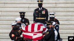 រូបឯកសារ៖ មឈូស​របស់​លោក John Lewis ដែល​ត្រូវបាន​សែង​ដោយ​កងយោធា​កិត្តិយស​អាមេរិក នៅ​លើ​កាំជណ្តើរ​ខាង​មុខ​វិមាន​សភា​កាពីតុល​នៅ​ក្នុង​រដ្ឋធានី​វ៉ាស៊ីនតោន​នៃ​សហរដ្ឋ​អាមេរិក កាលពី​ថ្ងៃទី២៩ ខែកក្កដា ឆ្នាំ២០២០។ 