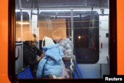 텍사스주에서 필라델피아로 이송된 불법 이주자들이 필라델피아시 당국이 준비한 버스에 탑승하고 있다.