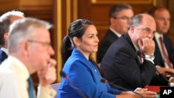 Menteri Dalam Negeri Inggris Priti Patel (tengah) menghadiri rapat kabinet di Foreign and Commonwealth Office (FCO) di London, pada 1 September 2020. (Foto: Pool via AP/Toby Melville)