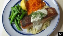 بشقابی از خوراک ماهی سالمون 