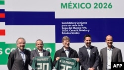 (Kiri ke kanan) Decio de Maria, Presiden Federasi Sepak Bola Meksiko, Menteri Dalam Negeri Meksiko Alvonso Navarette, Menteri Pariwisata Meksiko Enrique de la Madrid, Yon de Luisa, direktur penawaran bersama tuan rumah Piala Dunia 2026 di Amerika Utara, dan Guillermo Cantu, Sekretaris Federasi Sepak Bola Meksiko berpartisipasi dalam acara peluncuran pencalonan tuan rumah Piala Dunia 2026, di stadion Azteca di Mexico City, 16 Februari 2018.