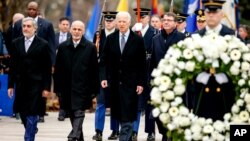 (chapdan o'ngga) Afg'oniston Bosh vaziri Abdulla Abdulla, Prezidenti Ashraf G'ani va AQSh Vitse-prezidenti Jo Bayden Arlington milliy qabristonini ziyorat qilmoqda, Virginiya, 24-mart, 2015-yil