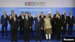 9일 러시아 우파에서 열린 브릭스(BRICS) 정상회의에 참석한 5개국 정상들(앞줄)과 초청받은 각 국 정상들이 기념사진 촬영을 하고 있다.