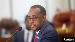 Perdana Menteri Somalia Mohamed Hussein Roble berbicara di parlemen di Mogadishu, Somalia, 23 September 2020. (Foto: Reuters)