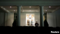 Seorang Marinir berdiri di luar Sayap Barat Gedung Putih saat Presiden AS Joe Biden bertemu dengan anggota tim keamanan nasionalnya setelah Iran mengatakan meluncurkan puluhan drone ke Israel pada sore sebelumnya, di Washington, AS, 13 April 2024. (Foto: REUTERS/Bonnie Cash)