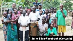 Júlio Silva, músico moçambicano, e artistas tradicionais da Zambézia.