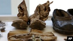 미국 하와이 펄하버-히캄 합동기지 내 국방부 전쟁포로·실종자 확인국(DPAA) 연구실에 한국전쟁 유물이 전시돼있다. 하와이 공군기지에서는 북한에서 송환된 6·25전쟁 참전 미군 유해에 대한 신원 확인 작업이 진행되고 있다.