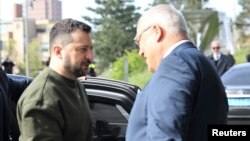 ولودیمیر زلنسکی، رئیس جمهوری اوکراین (چپ) در کنار قاضی پیوتر هافمانسکی، رئیس دیوان کیفری بین المللی، در لاهه هلند، ۱۴ اردیبهشت ۱۴۰۲