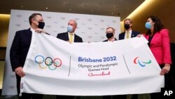 Wali Kota Brisbane Adrian Schrinner, Senator Richard Colbeck, Menteri Olahraga Australia John Coates AC, Presiden Komite Olimpiade Australia James Tomkins dan PM Queensland & Menteri Perdagangan Annastacia Palaszczuk MP, dalam konferensi pers di Hotel Okura, Tokyo (21/7). (AP) 