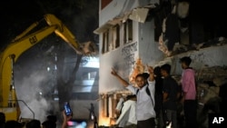 বুধবার রাতে বুলডোজার এবং এক্সক্যাভেটর দিয়ে বঙ্গবন্ধু স্মৃতি জাদুঘর ভেঙ্গে ফেলা হয়। ফটোঃ ৬ ফেব্রুয়ারি, ২০২৫।