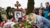 Seorang perempuan meletakkan bunga di makam Alexei Navalny di Tempat Pemakaman Borisovskoye di Moskow, Rusia, pada 2 Maret 2024. (Foto: AP)