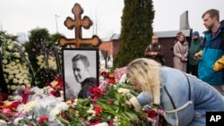 Seorang perempuan meletakkan bunga di makam Alexei Navalny di Tempat Pemakaman Borisovskoye di Moskow, Rusia, pada 2 Maret 2024. (Foto: AP)
