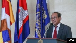 រូបឯកសារ៖ លោក ផៃ ស៊ីផាន អ្នក​នាំពាក្យ​រដ្ឋាភិបាល ថ្លែង​នៅក្នុង​សន្និសីទ​សារព័ត៌មាន​មួយ ដែល​រៀបចំ​ឡើង​ដើម្បី​បង្ហាញ​ជំហរ​របស់​រដ្ឋាភិបាល​អំពី​ទំនាក់ទំនង​ខ្មែរ-ចិន រាជធានីភ្នំពេញ ថ្ងៃទី១១ ខែមីនា ឆ្នាំ២០១៩។ (ខាន់ សុគុំមនោ/VOA)