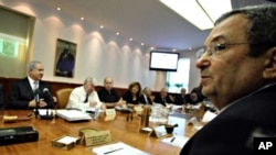 Israeli Defense Minister Ehud Barak attends the weekly cabinet meeting in Jerusalem, 10 Oct. 2010