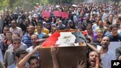 Magoya bayan Morsi dauke da akwatin gawar wani da aka kashe