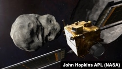Ilustracija letelice DART i asteroida sa kojim treba da se sudari (NASA/John Hopkins APL)
