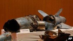 Sisa-sisa misil penjelajah Iran yang digunakan dalam penyerangan terhadap jantung industri minyak Arab Saudi pada akhir pekan (14/9) diperlihatkan dalam konferensi pers oleh Militer Arab Saudi, di Riyadh, Arab Saudi, 18 September 2019.