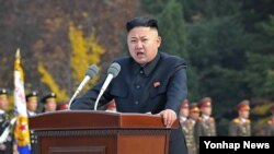 북한 '조선중앙통신'은 29일 김정은 국방위 제1위원장이 김일성군사종합대학 창립 60돌을 맞아열린 김일성·김정일 동상 제막식에 참석했다고 보도했다.