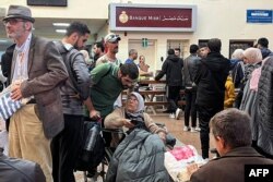 Ljudi koji beže iz Pojasa Gaze čekaju na egipatskoj strani prelaza Rafa, 3. decembra 2023.