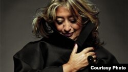 លោក​​ស្រី​ ហ្សាហា ​ហាឌីដ​ (Zaha ​Hadid) ស្ថាបត្យករ​ដ៏​ល្បី​ល្បាញ​​ជាតិ​អង់គ្លេស​ដើម​កំណើត​អ៊ីរ៉ាក់ ​ជា​អ្នក​គូស​​ប្លង់​​​អគារ​​វិទ្យាស្ថាន​​ស្លឹករឹត។ (រូបថត​ផ្តល់​ឲ្យ​ដោយ Steve Double)