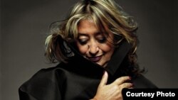 ​លោក​​ស្រី ​ហ្សាហា ​ហាឌីដ​ (Zaha ​Hadid) ស្ថាបត្យករ​​​គូស​​ប្លង់​​​អគារ​​វិទ្យាស្ថាន​​ស្លឹករឹត​​​។ (រូបថត​ផ្តល់​ឲ្យ​ដោយ Steve Double) 