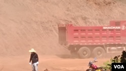 2024年12月2日，在津巴布韦北部中马绍纳兰省(Mashonaland Central)的马佐威区(Mazowe)一家中国投资的金矿，中国工人监督正在进行的采矿作业。(美国之音/伊诺斯·丹赫尔)