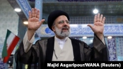 បេក្ខជន​ប្រធានាធិបតី​​លោក​ Ebrahim Raisi​ លើក​ដៃ​អបអរ​ក្រោយ​បាន​បោះឆ្នោត​នៅ​​រដ្ឋធានី​តេហេរ៉ង់ កាល​ពី​ថ្ងៃ​សុក្រ ​ទី​១៨ ខែ​មិថុនា ឆ្នាំ​២០២១។