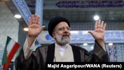 Ebrahim Raisi, alors candidat à la présidentielle, fait un geste après avoir voté lors des élections présidentielles dans un bureau de vote à Téhéran, Iran, le 18 juin 2021.