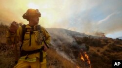 Anggota Departemen Kehutanan dan Penanganan Kebakaran California (Cal Fire) menangani kebakaran di Burbank, California, 2 September 2017. 