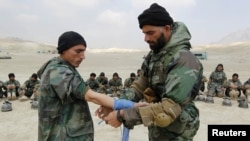 Praktek pertolongan pertama dalam latihan militer bersama di Pusat Pelatihan Militer di Kabul (KMTC) (Foto: dok). Pengadilan militer Afghanistan telah menjatuhkan hukuman mati bagi pelaku penembakan tentara Perancis, Januari lalu.