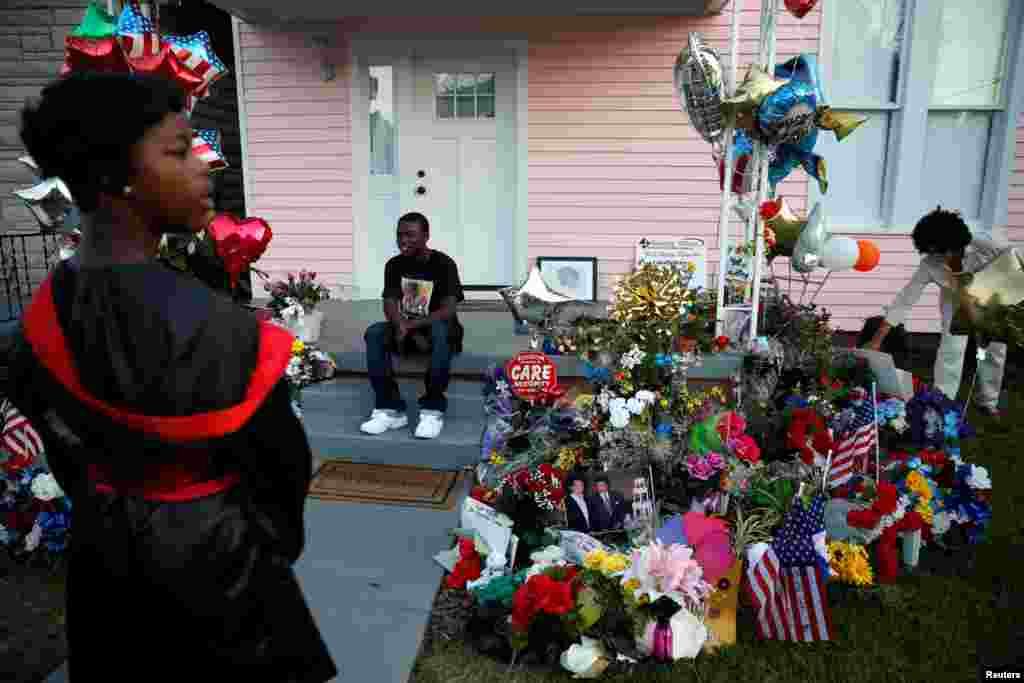People pose for photos outside the childhood home of the late boxing champion Muhammad Ali in Louisville, Ky., June 9, 2016.