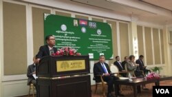  លោក ម៉ម​ វណ្ណៈ​ រដ្ឋលេខាធិការ​ក្រសួង​ការងារ​ និង​បណ្តុះ​បណ្តាល​វិជ្ជាជីវៈ​ ថ្លែង​សុន្ទរកថា​ នៅឯ​សន្និសីទ​ទំនាក់​ទំនង​វិជ្ជាជីវៈ​នៅ​កម្ពុជា​ ក្នុង​រាជធានី​ភ្នំពេញ​ កាលពី​ថ្ងៃទី ​២៧ ខែ​កុម្ភៈ ឆ្នាំ​២០១៧។ (ហ៊ាន សុជាតា​/ VOA)