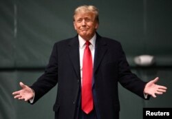 Kandidat presiden dari Partai Republik dan mantan Presiden AS Donald Trump mengunjungi lokasi kaukus di Horizon Event Center di Clive, Iowa, AS 15 Januari 2024. (Foto: REUTERS/Sergio Flores)