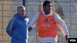 Brandao penyerang Marseille asal Brasil ketika berlatih disaksikan pelatih Didier Deschamps (13/1).