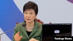 박근혜 한국 대통령이 6일 청와대-세종청사 간 국무회의에서 모두발언을 하고 있다.