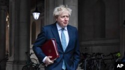 보리스 존슨 영국 총리가 지난 15일 런던에서 각료 회의를 마치고 다우닝가 관저로 돌아왔다. 