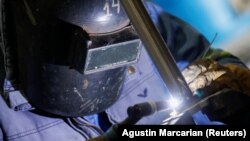 Seorang tukang las bekerja di pabrik percontohan lithium di Argentina 12 Agustus 2021. Dua investor asal China akan berinvestasi dalam proyek lithium di Indonesia senilai $350 juta.(Foto: REUTERS/Agustin Marcarian)