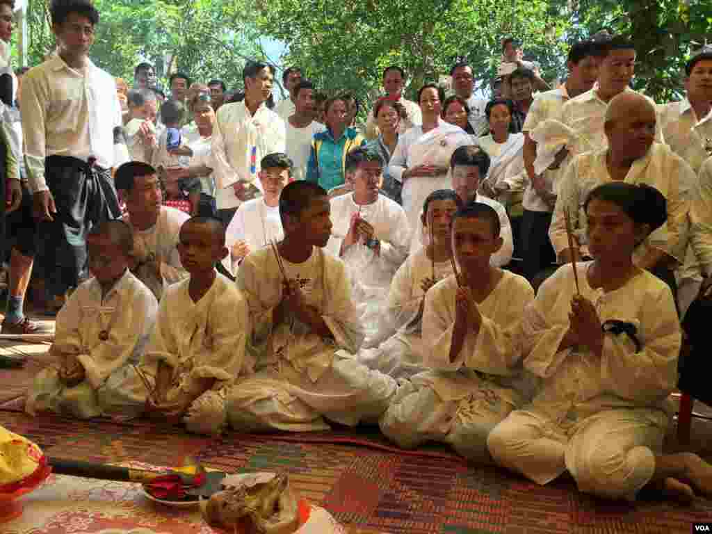 បងប្អូន សាច់ញ្ញាតិ និង​អ្នកចូលរួម​ក្នុង​ពិធីបុណ្យ​សព រៀប​បញ្ចុះ​សព​លោក​កែម ឡី ​នៅ​ស្រុក​កំណើត​របស់​លោក​ក្នុង​ឃុំ​លាយបូ ស្រុក​ត្រាំកក់ ខេត្ត​តាកែវ នា​ថ្ងៃ​ច័ន្ទ ទី២៥ ខែ​កក្កដា ឆ្នាំ​២០១៦។ (ហ៊ុល រស្មី/VOA)