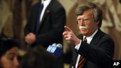 존 볼튼 신임 백악관 국가안보회의 보좌관이 유엔대사 시절이던 지난 2006년 7월 유엔 본부에서 열린 기자회견에서 북한 문제에 관한 입장을 밝히고 있다.