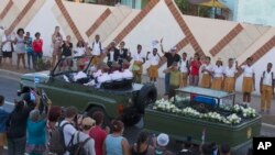 Iring-iringan mobil membawa abu mantan pemimpin Kuba Fidel Castro ke pemakaman Santa Ifigenia di Santiago, Kuba, Minggu, 4 Desember 2016.