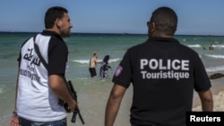 Des policiers tunisiens patrouillent sur une place, Sousse, 1er juillet 2015.
