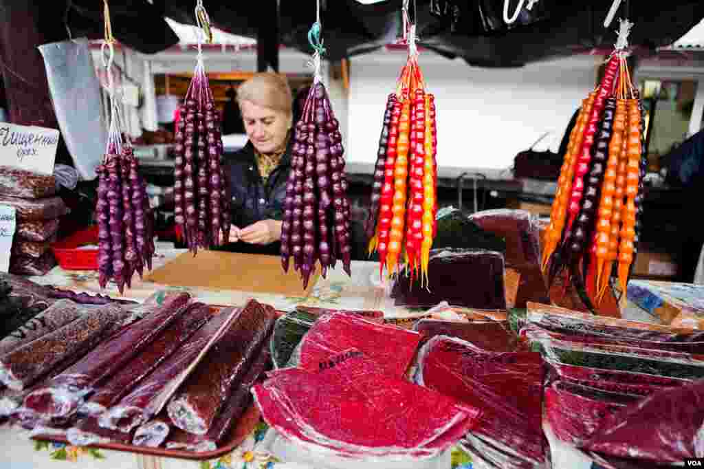 Even off season, in March, local fruit products are for sale in Sukhumi’s Central Market. (V. Undritz/VOA)