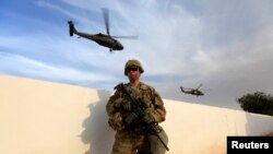 Tentara AS bersenjata di pangkalan militer Makhmour dekat Mosul dalam operasi untuk menyerang kelompok militan Negara Islam (ISIS) di Mosul, Irak (18/10). (Reuters/Alaa Al-Marjani)