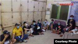 ជន​បរទេស​១៤​នាក់ ត្រូវបានប៉ូលិសឃាត់ខ្លួនពីបទបន្លំ​ជា​ក្រុម​គ្រូ​ពេទ្យ​កូវីដ​១៩​ ដើម្បី​​ចាប់​ជំរិត​បុរស​ចិន​ម្នាក់។ (រូបថតដោយអគ្គស្នងការដ្ឋាននគរបាលជាតិ)