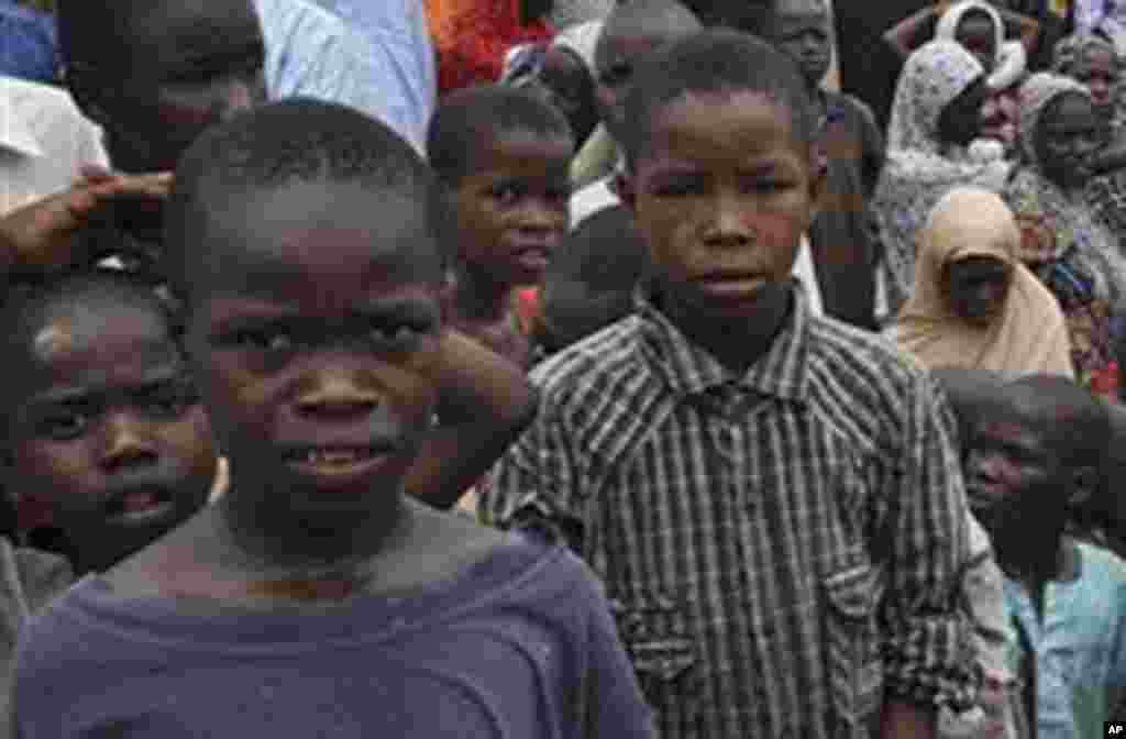 Jama&#39;an da suka kauracewa gidajensu biyo bayan harin &#39;yan Boko Haram, sun samu mafaka a wata Makaranta, a Maiduguri, 9 ga Satumba 2014.