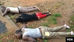 Trois corps de victimes des représailles de la police gisent sur le sol à Nyakabiga, Bumbura, Burundi, 12 décembre 2015. VOA